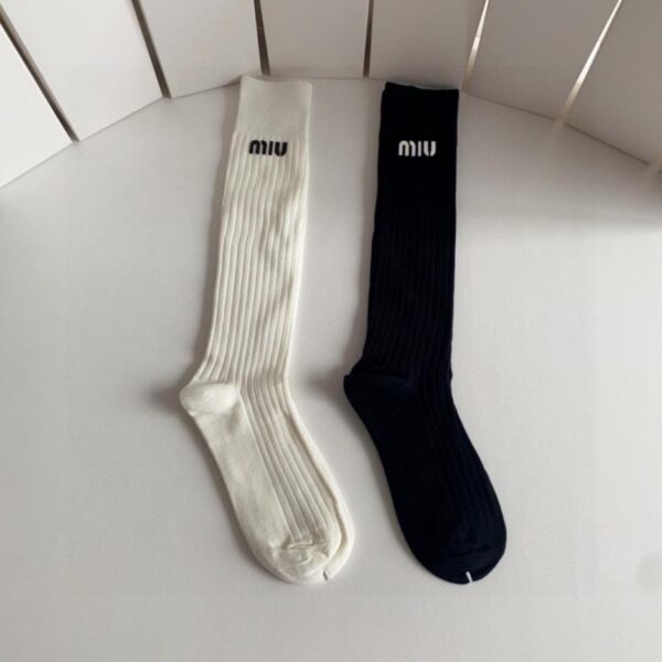 replica,schuhe,beste,kaufen,1:1,besten,seiten,Replik,turnschuhe,sneakers MiuMiu liefert seine neuen luxuriösen kniehohen Wadenstrümpfe aus, zwei Paar pro Karton (Größe 34GFQ).