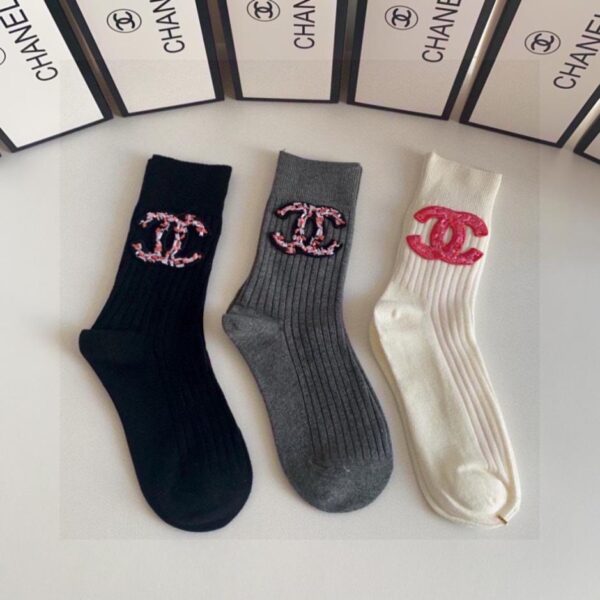 replica,schuhe,beste,kaufen,1:1,besten,seiten,Replik,turnschuhe,sneakers Chanels neue klassische, mittellange, verzierte Strümpfe, drei Paar pro Schachtel (NCYKY)