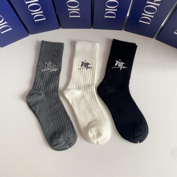 replica,schuhe,beste,kaufen,1:1,besten,seiten,Replik,turnschuhe,sneakers Die neuen klassischen, mittellangen, verzierten Socken von DIOR, drei Paar pro Schachtel (N4BWL)