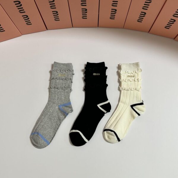 replica,schuhe,beste,kaufen,1:1,besten,seiten,Replik,turnschuhe,sneakers MiuMiu New Classic Mid-Length Socken mit Accessoires, 3 Paar pro Packung (MSVVJ)