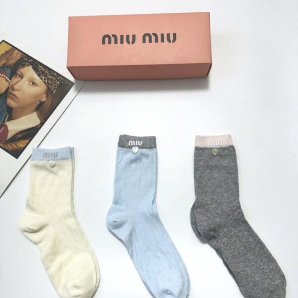 replica,schuhe,beste,kaufen,1:1,besten,seiten,Replik,turnschuhe,sneakers 【3 Paar pro Packung】 MIUMIU Klassische Logo-Baumwollsocken, mittelhoch (2UZO7)