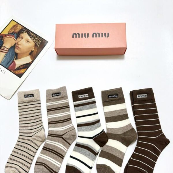 replica,schuhe,beste,kaufen,1:1,besten,seiten,Replik,turnschuhe,sneakers [5 Paar pro Packung] MIUMIU Klassische Baumwollsocken mit gesticktem Logo, mittelhoch (KS6UD)