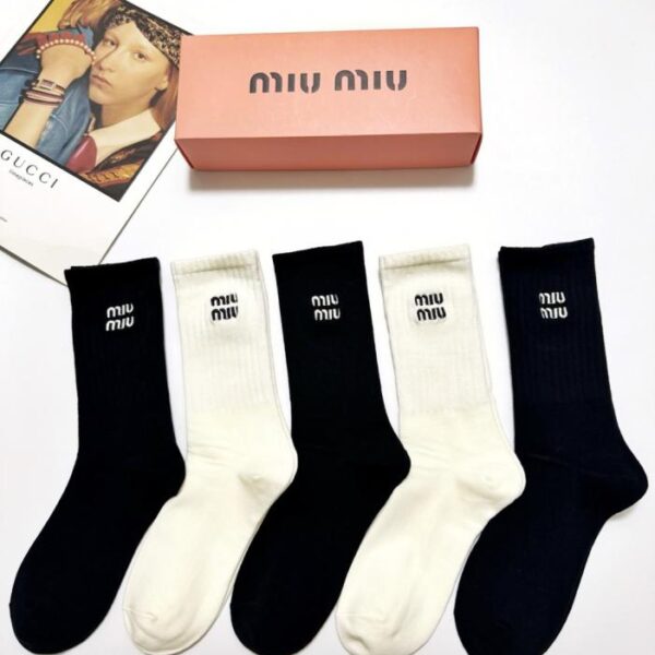 replica,schuhe,beste,kaufen,1:1,besten,seiten,Replik,turnschuhe,sneakers [5 Paar pro Packung] MIUMIU Klassische Baumwollsocken mit gesticktem Logo, mittelhoch (MLEC4)