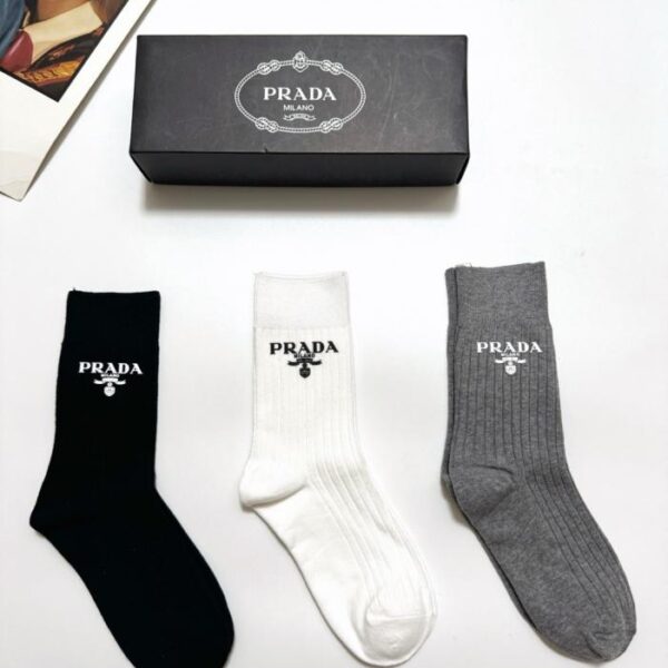 replica,schuhe,beste,kaufen,1:1,besten,seiten,Replik,turnschuhe,sneakers [3 Paar pro Packung] Klassische Prada Logo-Baumwollsocken, mittelhoch (X414I)