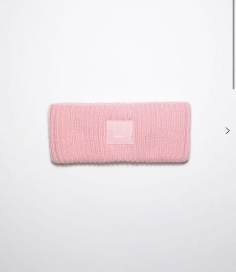 Das neue Stirnband (AQ391) von Acne Studios ist jetzt auf deren offizieller Website erhältlich.