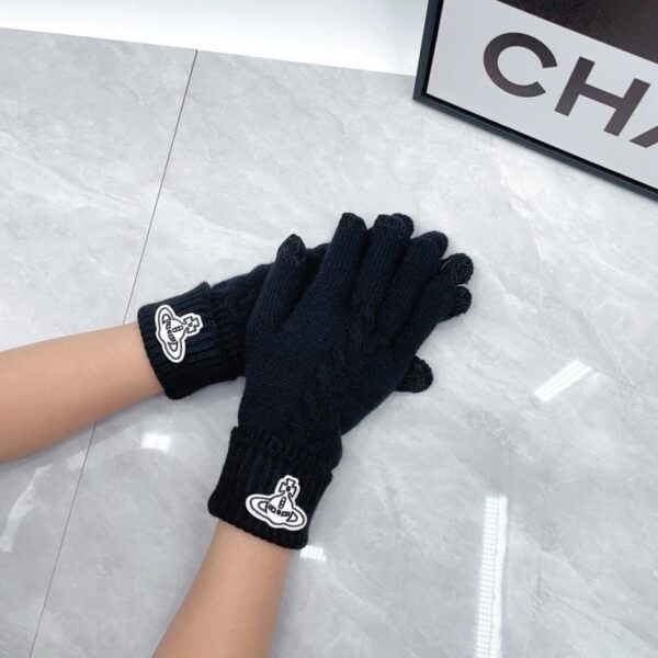 Neue Vivienne Westwood Wollhandschuhe (A7YJK) sind in den Boutiquen erhältlich.