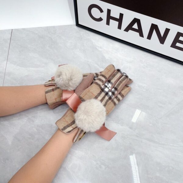 Neue Wollhandschuhe von Burberry (JKIG5) sind in den Boutiquen erhältlich.