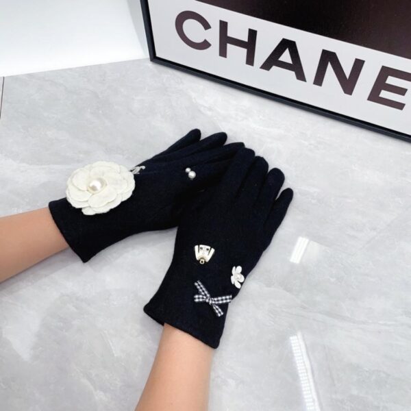 Die neuen Wollhandschuhe von Chanel (A3LNN) sind ab sofort in den Boutiquen erhältlich.