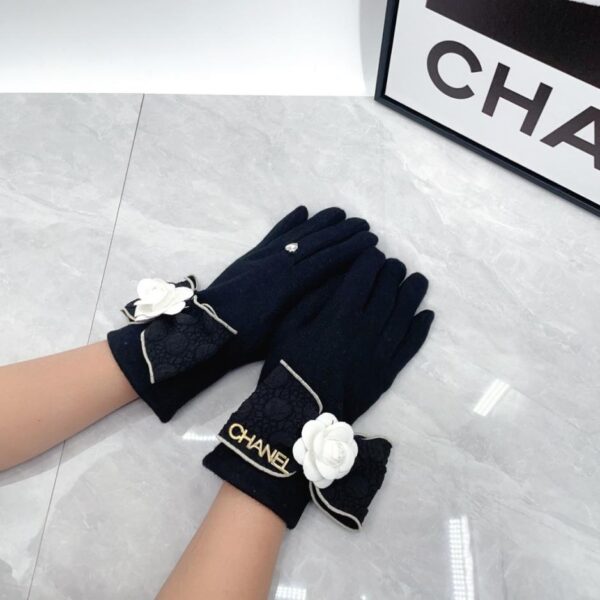 Die neuen Wollhandschuhe von Chanel (KNDZ7) sind jetzt in den Boutiquen erhältlich.