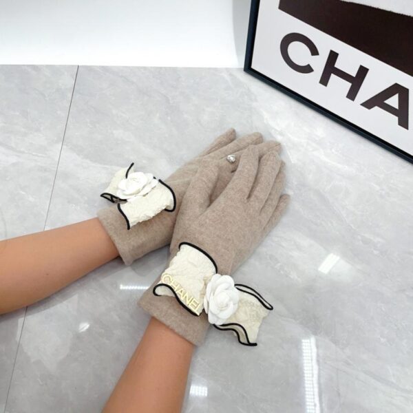 Die neuen Wollhandschuhe von Chanel (LKII8) sind jetzt in den Boutiquen erhältlich.