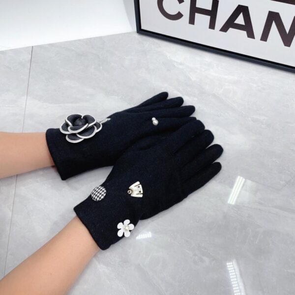 Die neuen Wollhandschuhe von Chanel (O3E3D) sind jetzt in den Boutiquen erhältlich.