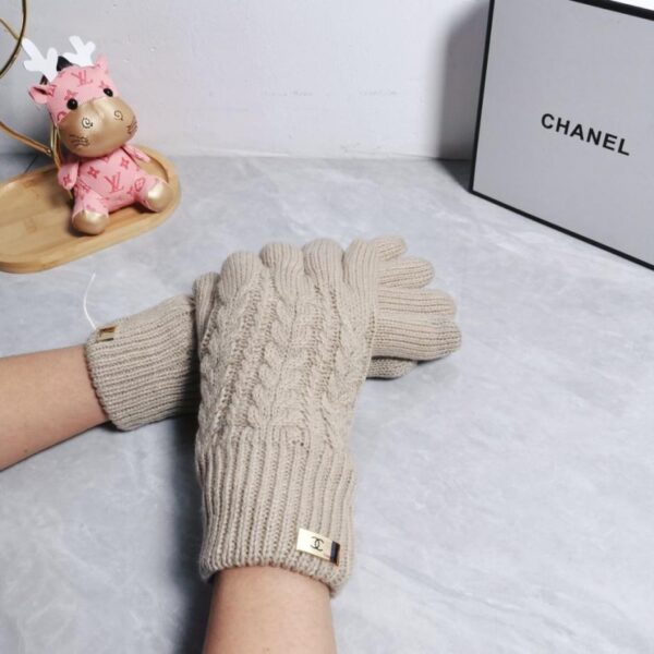 Die neuen Wollhandschuhe von Chanel (04H6O) sind jetzt in den Boutiquen erhältlich.
