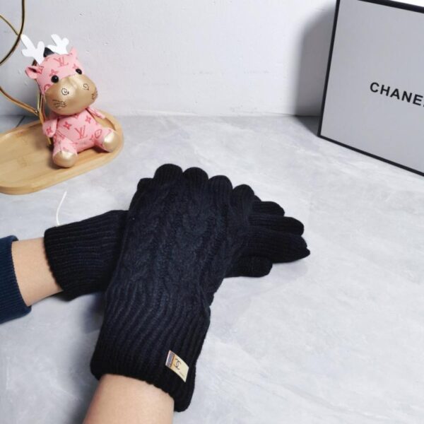 Die neuen Wollhandschuhe von Chanel (JIRB2) sind jetzt in den Boutiquen erhältlich.