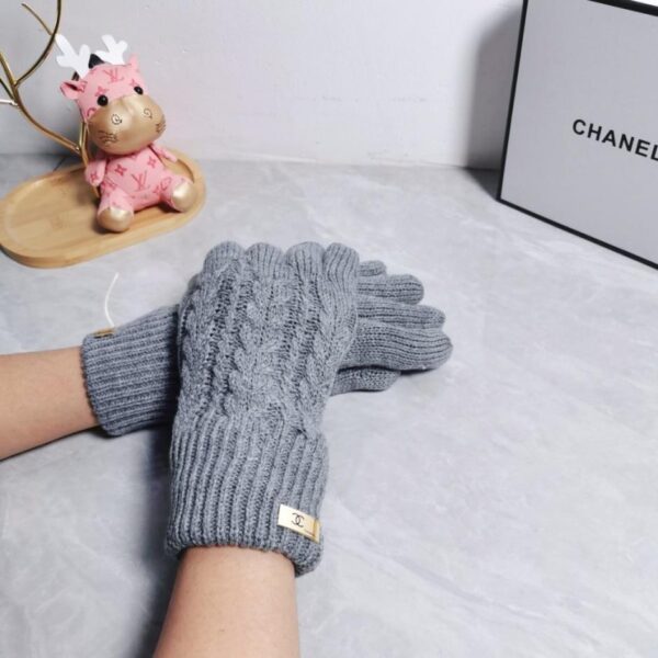 Die neuen Wollhandschuhe von Chanel (YXME7) sind jetzt in den Boutiquen erhältlich.