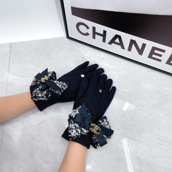 Die neuen Wollhandschuhe von Chanel (OGR2W) sind jetzt in den Boutiquen erhältlich.