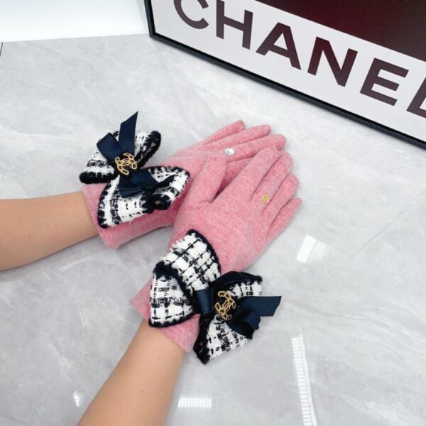 Die neuen Wollhandschuhe von Chanel (WKQGD) sind jetzt in den Boutiquen erhältlich.