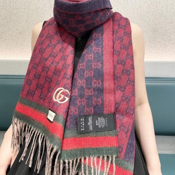 Guccis klassischer Schal mit dem charakteristischen GG-Logo (4CFKY)