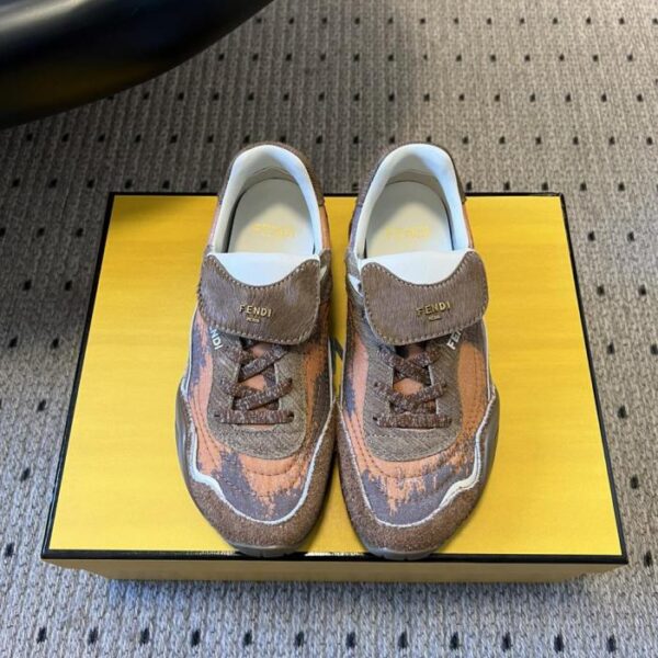 Fendi Retro-Sneaker mit Wildleder- und Lederbesatz (8FG24)