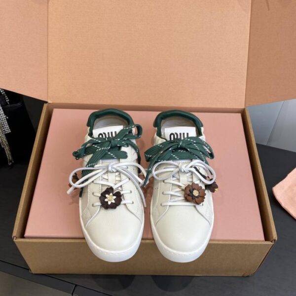 replica,schuhe,beste,kaufen,1:1,besten,seiten,Replik,turnschuhe,sneakers Miu Miu Sneaker mit dünner Sohle in der Farbe Biscuit, Neuheit Frühjahr/Sommer, lässige weiße Schnürsneaker im britischen Stil (214DH)