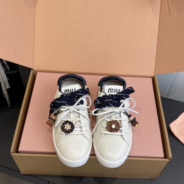 replica,schuhe,beste,kaufen,1:1,besten,seiten,Replik,turnschuhe,sneakers Miu Miu Sneaker mit dünner Sohle in der Farbe Biscuit, Neuheit Frühjahr/Sommer, lässige weiße Schnürsneaker im britischen Stil (50WHS)