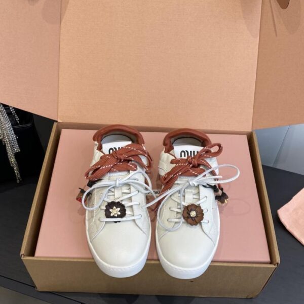 replica,schuhe,beste,kaufen,1:1,besten,seiten,Replik,turnschuhe,sneakers Miu Miu Sneakers mit dünner Sohle in der Farbe Biscuit, Neuheit Frühjahr/Sommer, lässige weiße Schnürsneaker im britischen Stil (I1RE0)