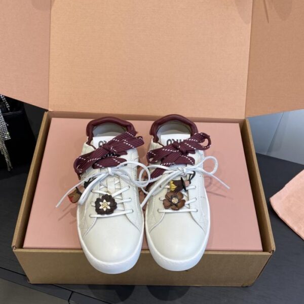 replica,schuhe,beste,kaufen,1:1,besten,seiten,Replik,turnschuhe,sneakers Miu Miu Sneaker mit dünner Sohle in der Farbe Biscuit, Neuheit Frühjahr/Sommer, lässige weiße Schnürsneaker im britischen Stil (UELC2)