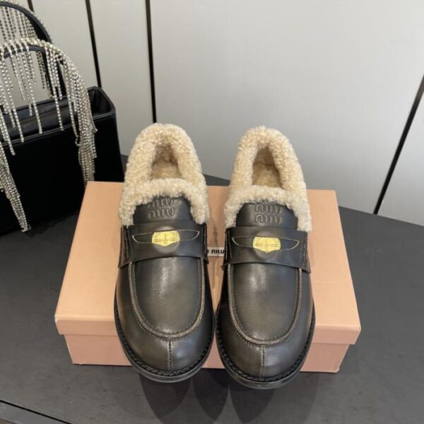 replica,schuhe,beste,kaufen,1:1,besten,seiten,Replik,turnschuhe,sneakers Die neueste Herbst-/Winterkollektion von Miu Miu: Loafer mit Münzmuster und Pelzbesatz (CIW3D)