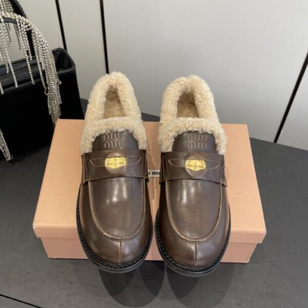 replica,schuhe,beste,kaufen,1:1,besten,seiten,Replik,turnschuhe,sneakers Die neueste Herbst-/Winterkollektion von Miu Miu: Loafer mit Münzmuster und Pelzbesatz (MKKOS)