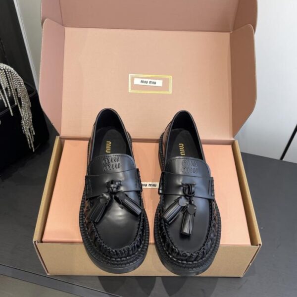replica,schuhe,beste,kaufen,1:1,besten,seiten,Replik,turnschuhe,sneakers Miu Miu Deckschuhe, neue Quastenloafer (D5532)