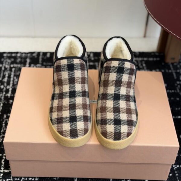 replica,schuhe,beste,kaufen,1:1,besten,seiten,Replik,turnschuhe,sneakers Miu Miu SS Herbst/Winter Runway Kollektion: Wollstiefeletten, Schneestiefel, Fellschuhe (1NOYB)