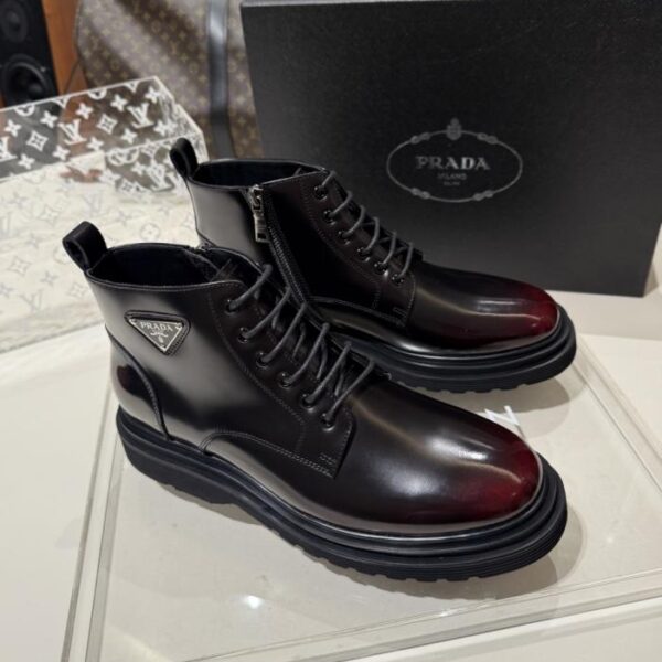 Prada Triangle Logo Herbst/Winter 2025 Schnürstiefel Dr. Martens (Größen 38, 45, 4 (5NE11))