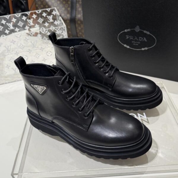 Prada Triangle Logo Herbst/Winter 2025 Neue Dr. Martens Schnürstiefel (Größen 38, 45, 4 (6JTWM))