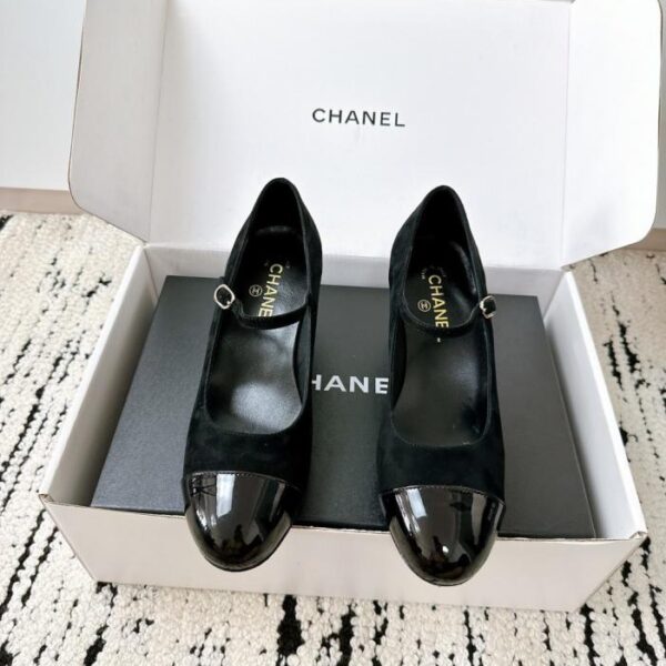 Hochwertige Chanel-Perlenpumps (00S1G), direkt von der offiziellen Website bezogen (Händlerqualität).