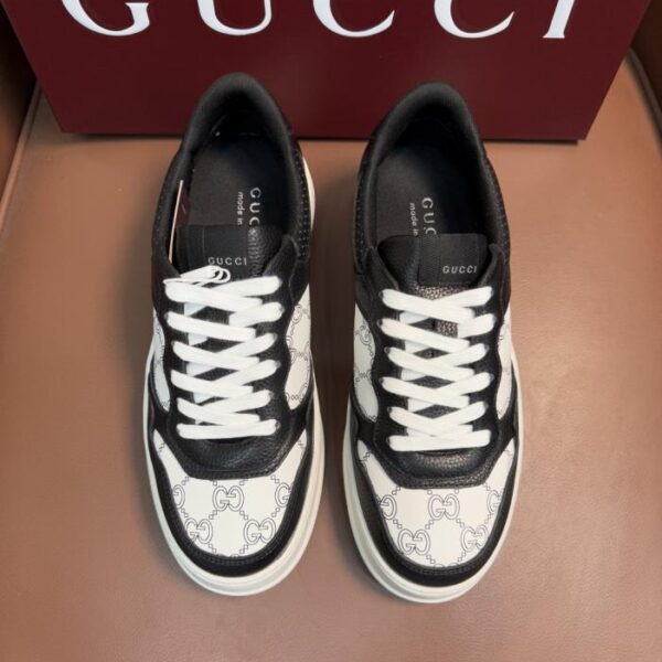 Gucci Paar-Plateau-Sneaker in Biscuit (ER63R)