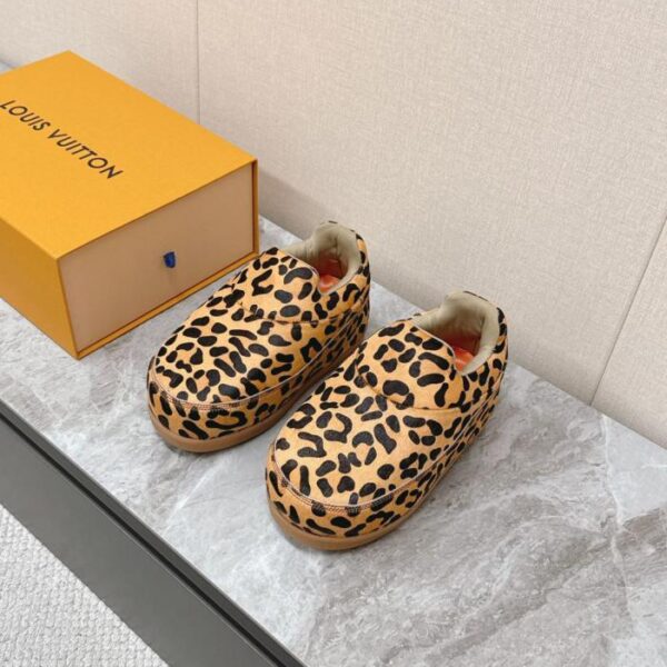 Die neueste Laufstegkollektion von LOUIS VUITTON, die YETI Chubby Loafer (H3L0C), sind auf liebenswerte Weise hässlich.