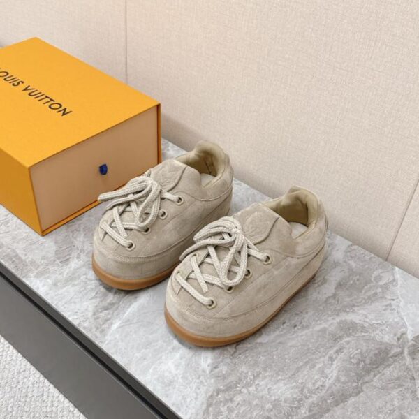 Die neueste Laufstegkollektion von LOUIS VUITTON, die YETI Chubby Loafer (MIHY4), sind auf liebenswerte Weise hässlich.
