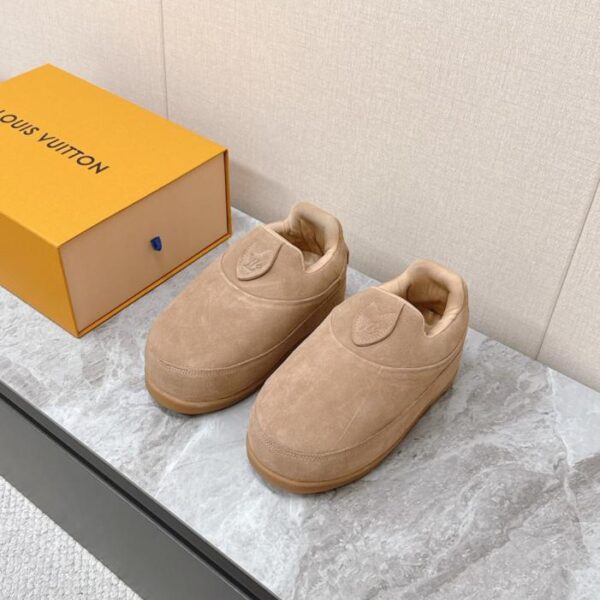 Die neueste Laufstegkollektion von LOUIS VUITTON, die YETI Chubby Bread Shoes (T8J26), sind auf liebenswerte Weise hässlich.