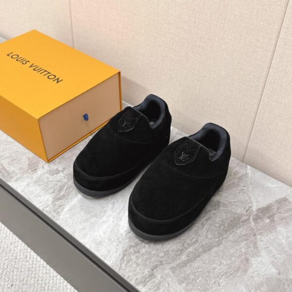 Die neueste Laufstegkollektion von LOUIS VUITTON, die YETI Chubby Loafer (ZMB4L), sind auf liebenswerte Weise hässlich.