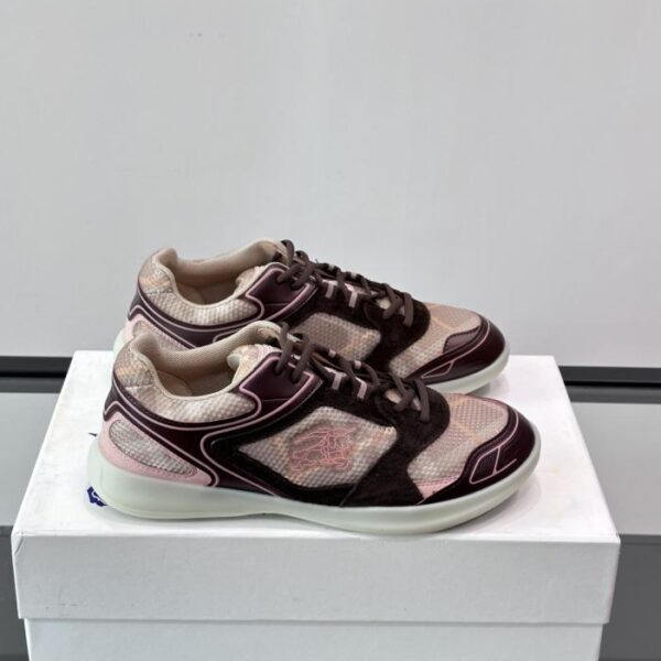 Boutique / Burberry Matrix Schuhe mit klassischem Karomuster und Patchwork-Elementen (RZESG)
