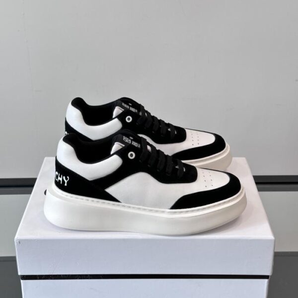Boutique / GIVENCHY Herren-Sneaker mit Plateauabsatz, hochwertiges Kalbsleder (4 cm, Größe 7 Jahre)