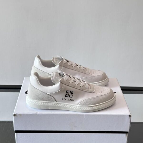 Boutique / GIVENCHY Herren-Sneaker, niedrig geschnitten, aus hochwertigem Rindsleder, mit geprägtem 4G-Logo auf der Zunge (5OAKM)