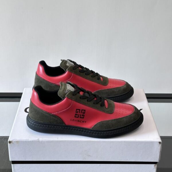 Boutique / GIVENCHY Herren-Sneaker, niedrig geschnitten, aus hochwertigem Leder, mit gesticktem 4G-Logo auf der Zunge (ILXEL)