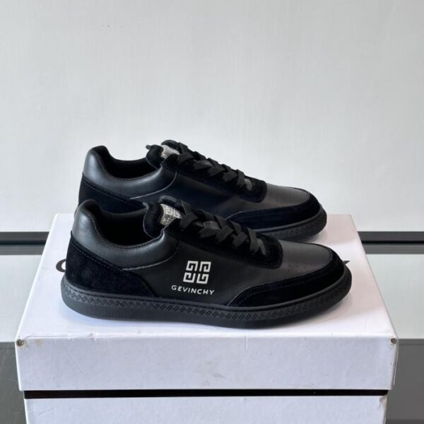 Boutique / GIVENCHY Herren-Sneaker, niedrig geschnitten, aus hochwertigem Leder, mit gesticktem 4G-Logo auf der Zunge (O60LG)