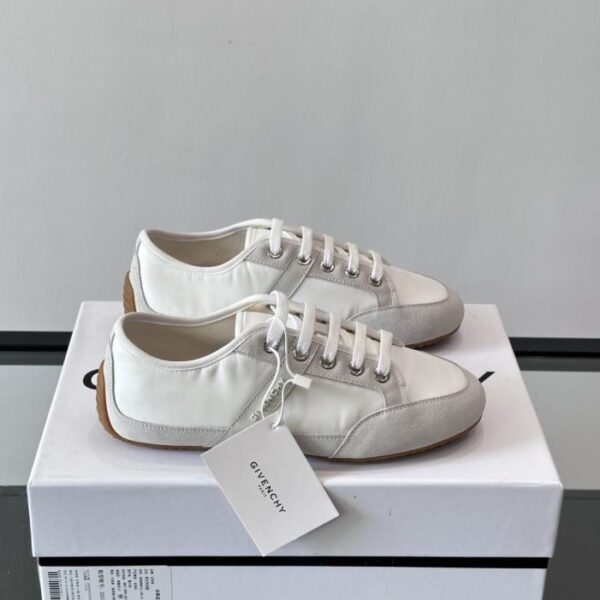 Boutique / Die erste Freizeitschuhkollektion von Givenchys künstlerischer Leiterin Sarah Burton (0KA6H)