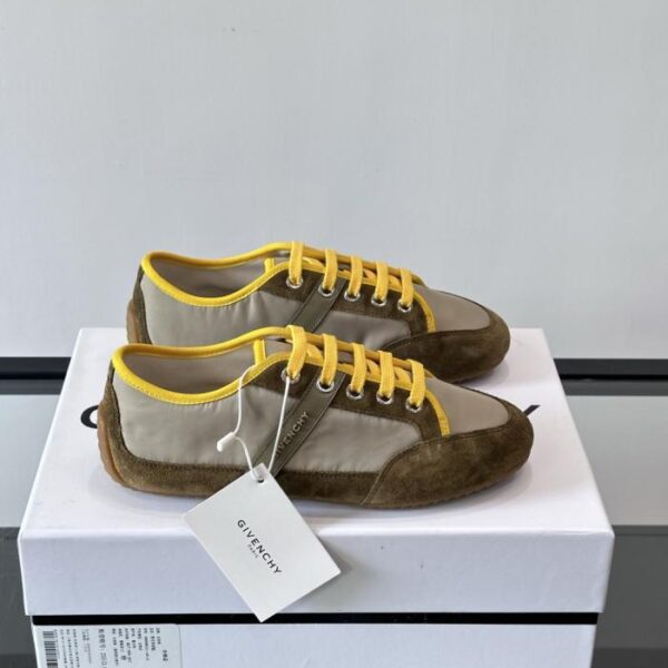 Boutique / Die erste Freizeitschuhkollektion von Givenchys künstlerischer Leiterin Sarah Burton (8780R)
