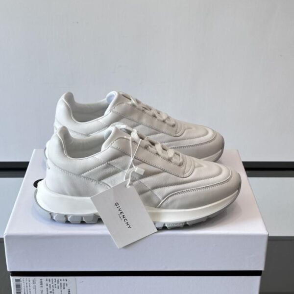 Boutique / Die neue Herrenschuhkollektion von GIVENCHY (47I0D)