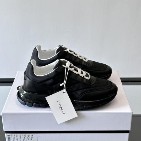 Boutique / Givenchy Herren-Sneaker mit Patchwork-Muster, Neuheiten online erhältlich (EFA4K)