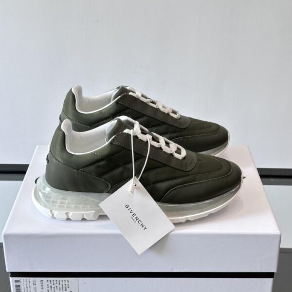 Boutique / Givenchy Herren-Sneaker Patchwork, neues Modell (G265D), jetzt auf der offiziellen Website erhältlich.