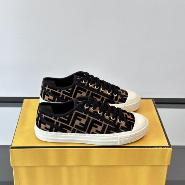 Boutique / Fendi 2025 Frühjahr/Sommer Canvas-Schuhe, Freizeitschuhe, Schuhe in der Farbe Biscuit, Paarschuhe, Klassisches FF Monogram Canvas-Obermaterial (2E5SY)
