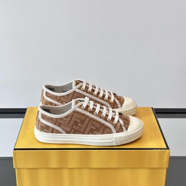 Boutique / Fendi 2025 Frühjahr/Sommer Canvas-Schuhe, Freizeitschuhe, Schuhe in der Farbe Biscuit, Paarschuhe, Klassisches FF Monogram Canvas-Obermaterial (NIA70)